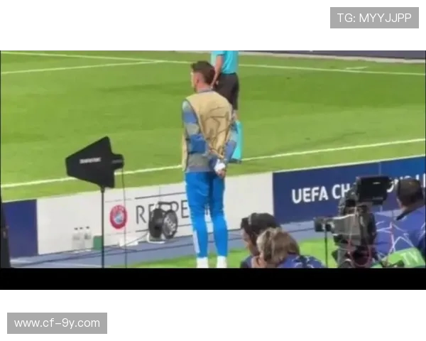 穿足球球衣扭胯动作解析：展现运动与时尚结合的独特魅力